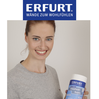 Frau hält erfurt tapete hoch