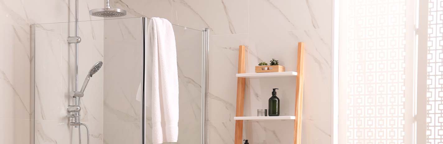 Modernes Badezimmer mit Duschkabine