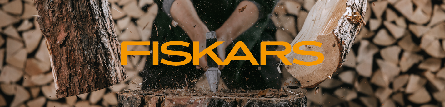 Logo von Fiskars im Vordergrund und im Hintergrund ist ein Mann zu sehen der Holz spaltet