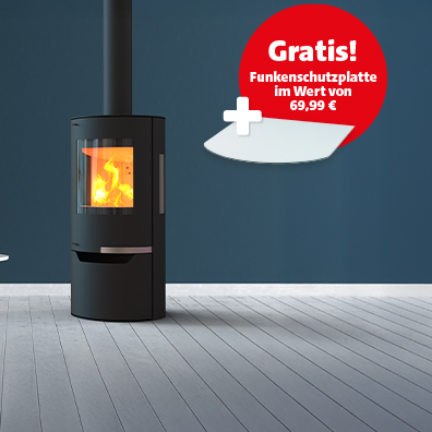 Ein brennender schwarzer Kaminofen. Gratis Funkenschutzplatte im Wert von 69,99 €