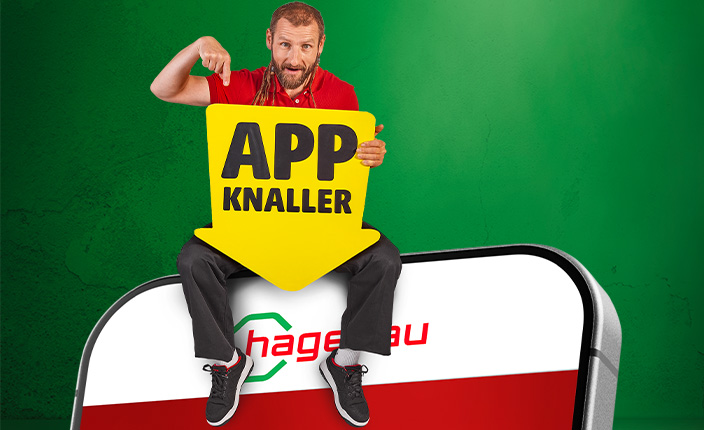 Ein Baumarktmitarbeiter sitzt auf einem übergroßen Handy und hält ein gelben Pfeil mit der Aufschrift APP KNALLER in den Händen.