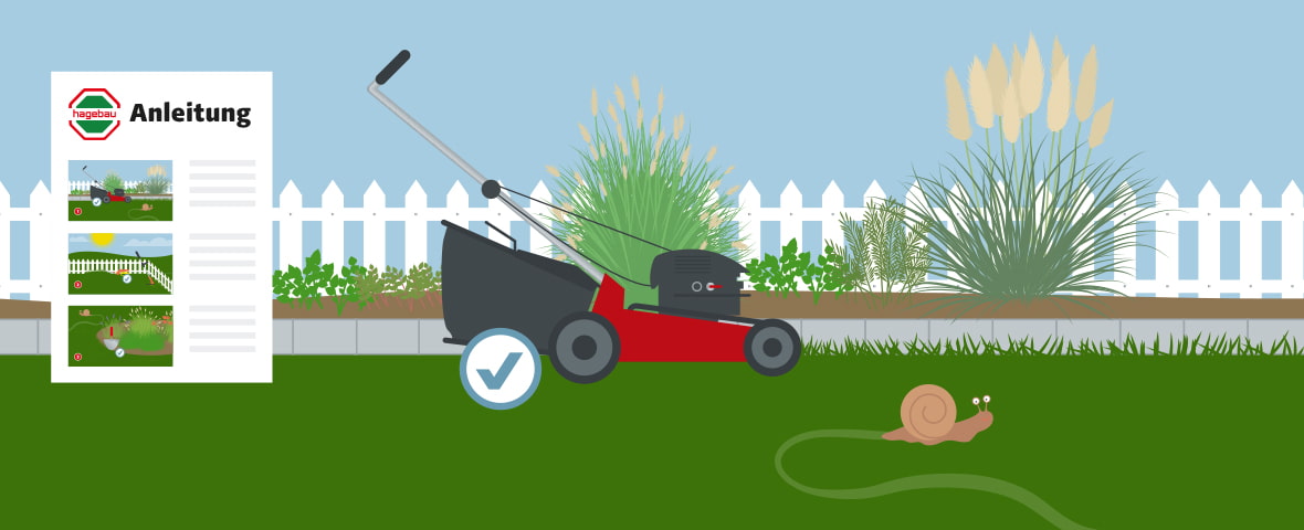 Eine schematische Darstellung zeigt einen Rasenmäher, der entlang einer sauberen Rasenkante nahe eines Blumenbeets steht. Im Hintergrund wachsen Gräser und Stauden vor einem weißen Gartenzaun. Links ist eine hagebau-Anleitung mit drei bebilderten Schritten abgebildet. Im Vordergrund kriecht eine Schnecke über die frisch geschnittene Rasenkante. Ein Häkchen-Symbol bestätigt die richtige Ausführung