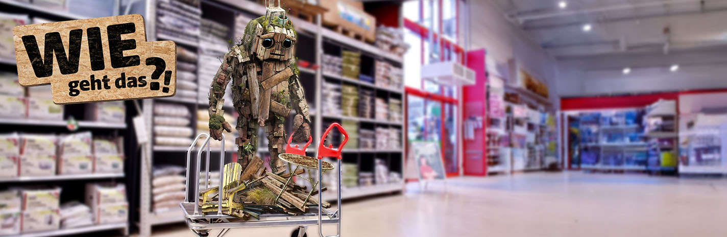 Ein Monsterchen aus Terrassendielen auf einem Einkaufswagen im Baumarkt